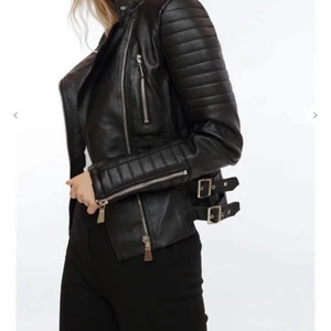 Skinnjacka  - Svart skinnjacka använd 2-3 ggr 