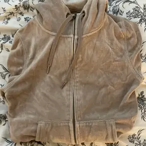 Jättemysig zip hoodie i storlek S! Skulle säga att färgen går åt ljusbrun/beige. Säljer då jag har massa andra hoodies jag använder!