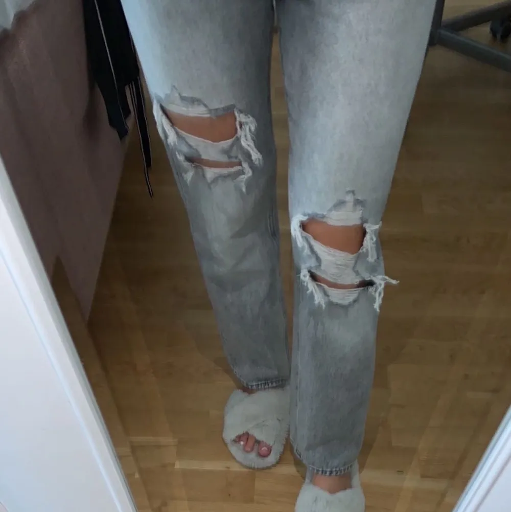 Skitsnygga gråa jeans från hm som tyvärr inte kommer till användning längre! Sitter super på mig som är 1,60, storlek 36. 150 kr + frakt🥰. Jeans & Byxor.