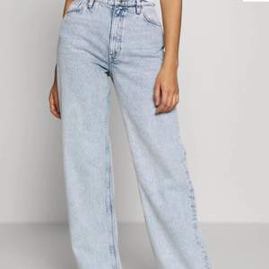 Säljer dessa jeans från Monki då jag aldrig använt de. Modell Yoko. Storlek W31. Färg Blue dusty light. Fri frakt💕