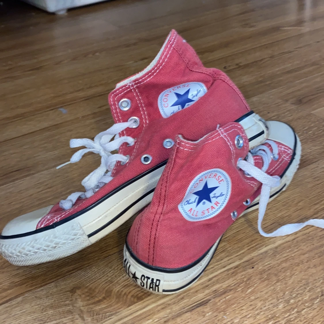 Ett par ljus röda converse - 90