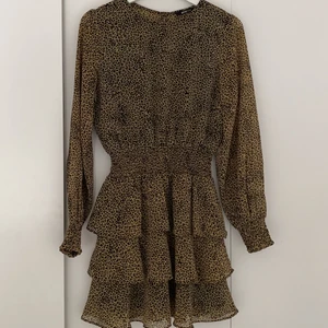 Klänning  - En liopard klänning med volanger i bra skick från Gina.