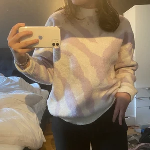 Stickad tröja - Jättefin vit/lila stickad tröja med zebra mönster från Bershka. I storlek S men skulle säga att den är ganska stor i storleken. Endast använt ett fåtal gånger.