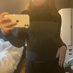 Stickad tröja - Fin grön stickad tröja från Saint Tropez. Färgen syns bäst på andra bilden. I storlek S. (På bilderna jag vikt upp den vid slutet)