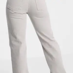 Säljer dessa populära gråa mid rise jeans från ASOS i storlek w30 L32 💙 Säljer dom då dom inte kommer till användning längre och har blivit lite stora. Säljer för 250kr+ 70kr frakt❤️
