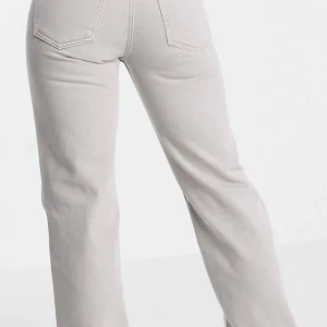 Gråa mid rise jeans - Säljer dessa populära gråa mid rise jeans från ASOS i storlek w30 L32 💙 Säljer dom då dom inte kommer till användning längre och har blivit lite stora. Säljer för 250kr+ 70kr frakt❤️