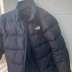 North face jacka - Säljer min north face jacka (svart), pga kommer inte andvändas. Skriv för intresse❤️ tror den är i 160 ish. Köparen står för frakt!