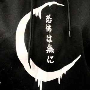 Hoodie - Skön och tunn luvtröja med tryck, inte världens bästa kvalitet men snygg är den