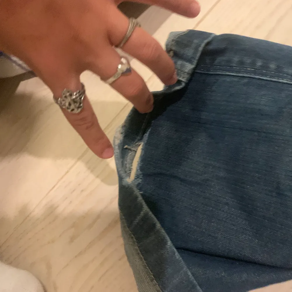 Säljer dessa assnygga low Rise/mig Rise flared jeans då dem inte kommer till användning lite slitna där nere har också vikt upp Jeansen men skulle passa nån upp till 160 typ . Jeans & Byxor.