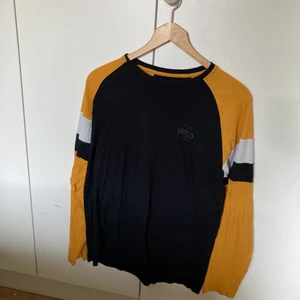 Warp longsleve T-shirt  - Långärmad t-shirt från Warp, storlek L(herr), sparsamt använd. Om annat leveranssätt eller betalningsmetod önskas är det bara att höra av sig, annars är det swish som gäller. Kan samfrakta. 