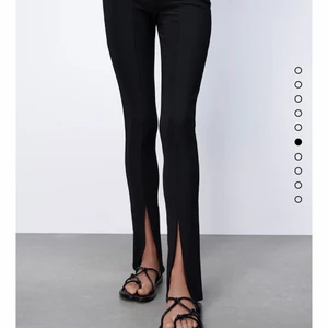 ZARA RIBBSTICKADE LEGGINGS - Jag säljer mina svarta ribbstickade leggings som endast är testade. Sälja p g a att det är för långa för mig! 🤍 Är villig att gå ner i pris för snabb affär 