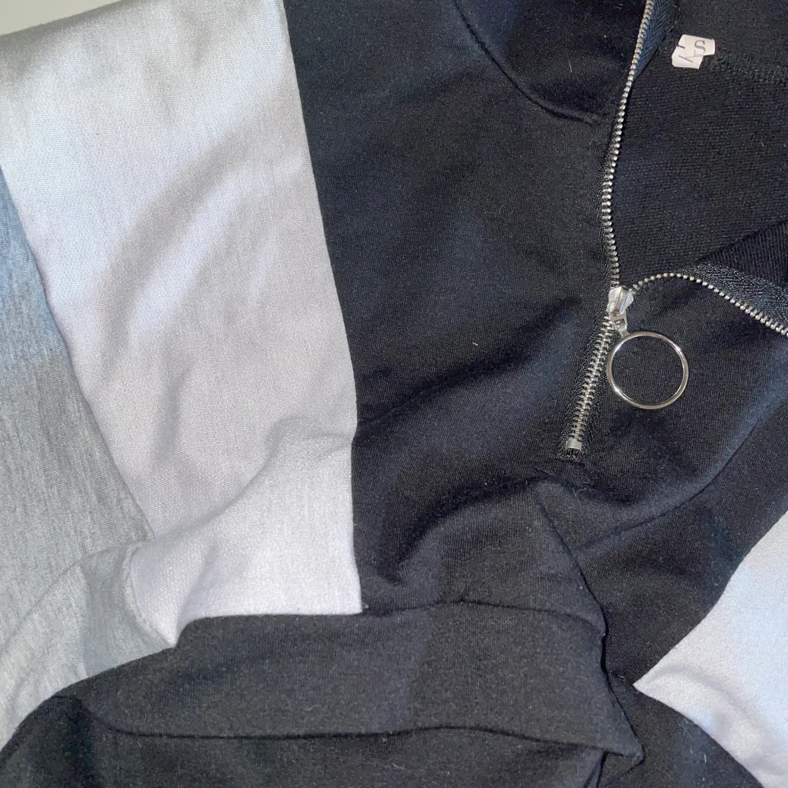 Sweetshirt svart,grå och vit - 91