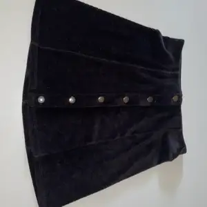Säljer en svart kjol med knappar i mitten av kjolen för 70 kr i storlek s :)