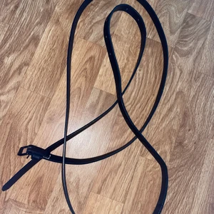 Läderskärp, ca 170 cm långt 12 hål  - Läderskärp med 12 hål. Skärpet är ca 170 cm långt och är alldeles för tok för stort för mig 🤣  står ej för postens slarv och skickar med postnord 
