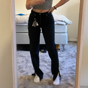 Svarta Jeans med slits  - Svarta Jeans med slits från boohoo! De är nya med lappar på🤩 dessa är också i petite modell! Jag på bild är runt 155 cm <3 hör av er priv vid frågor, jag möts upp i Helsingborg 🤍 nypris är 225kr