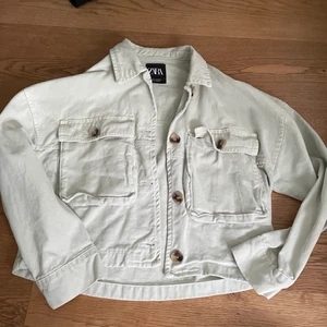Grön jeansjacka - Fin färg, bra skick, köpt på zara 2 år sen 💚💚