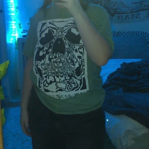 Disorted dödskalle t-shirt - Dödskalle t-shirt från HM, passar till det mesta.<3 Ganska stor i storleken!