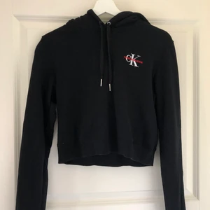 Calvin Klein cropped hoodie strl S - Calvin Klein cropped hoodie, strl S, använd en gång, köpare står för frakten