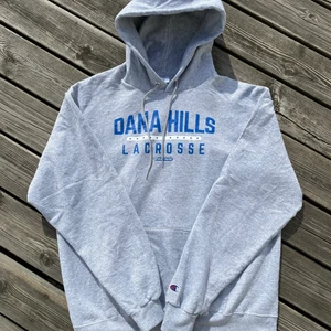 Champion Hoodie - En grå Champion Hoodie i bra skick, inga fläckar eller hål. Modellen är 183 cm, skriv om du undrar något!