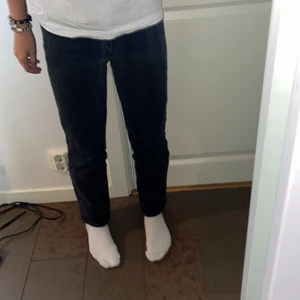 snygga jeans🌟 - Säljer mina snygga jeans från asos! De är i straight/ mom modell💕 de är i storlek 32 o jag är 161, säljs då de inte kommer till användning längre💕 Nypris 459kr💕