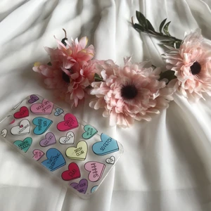 iPhone 5 skal och diadem -  Ett gulligt IPhone 5 skal plus ett justerbart blomdiadem. 🌼💟 Bra skick 👍🏽