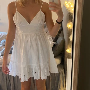 klänning - jag säljer denna vita sommar klänning eftersom att att måtten inte passade bra på min kroppstyp. Den är från zara och är i stl M men jag skulle säga att den passar en S oxå. banden är justerbara så det är inga problem om den är för stor över axlarna.💞💞