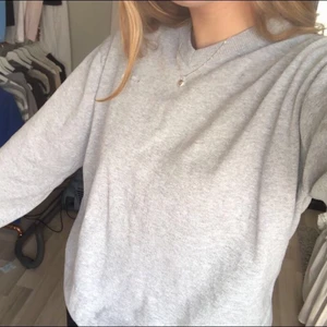 Grå vintage tröja  - Jättesnygg grå tröja med vringning, oversized på mig som har M på tröjor i vanliga fall. Frakt läggs till på priset💞