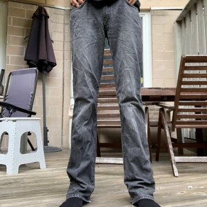 EastWest Jeans  - Jag är 190 cm lång men vet dock inte vilken storlek jag bär då det inte står på byxorna. De är relativt gamla och lite slitna nere vid fötterna. 