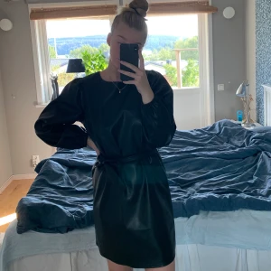 Klänning i läderimitation, strl 38 - Klänning i fakeläder från Gina Tricot, aldrig använd☺️
