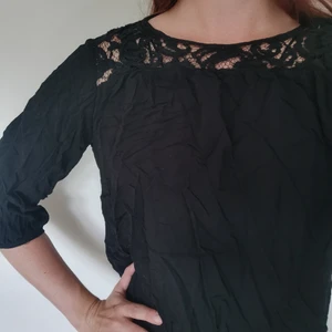 Blus med vackra detaljer - Fin svart blus med detaljer i nacken. Skrynklig på bilderna tyvärr, men går utmärkt att stryka. 