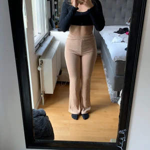 Shein - Ribbade beige mjukisar, fina men långa i midjan men fuknar att vika ner dom om man vill, lite genomskinliga, sälljer dom för att dom är för långa för mig , ( är 1.60 ) sitter bra 🥰