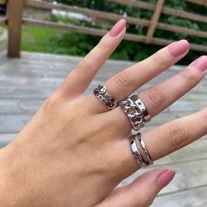 Silvriga ringar - Superfina justerbara ringar, finns att köpa hos tinsel.se 🤍