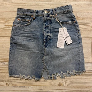 Helt ny kjol från Gina tricot  - Helt nu och oanvänd jeanskjol från Gina tricot. Insåg att det inte var riktigt min stil och hann ej lämna tillbaks. 