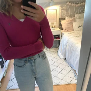 Sweatshirt  - Snygg rosa GANT sweatshirt i toppenskick. Den är fin och värmande och är bra för hösten. Den är snygg och har inga fläckar eller lösa trådar men är helt enkelt inte min stil. 