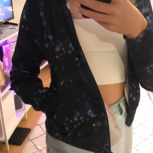 Zipup sweatshirt  - Skön träningsresa som kan användas till både träning men också som en vanlig tröja. Mjukt skönt material som känns bra mot huden. Ledsen men det står mitt namn i den men jag antar att det är lätt att stryka över