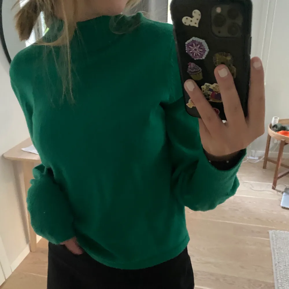 Super härlig grön tröja med en liten krage 💗💗. Tröjor & Koftor.