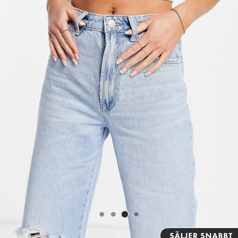 Håliga jeans från stradivarius, använda fåtal gånger:). Jeans & Byxor.