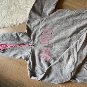 Gant Hoodie - Gant Hoodie, inte mycket använd. Största barnstorleken så passar typ xs/s.
