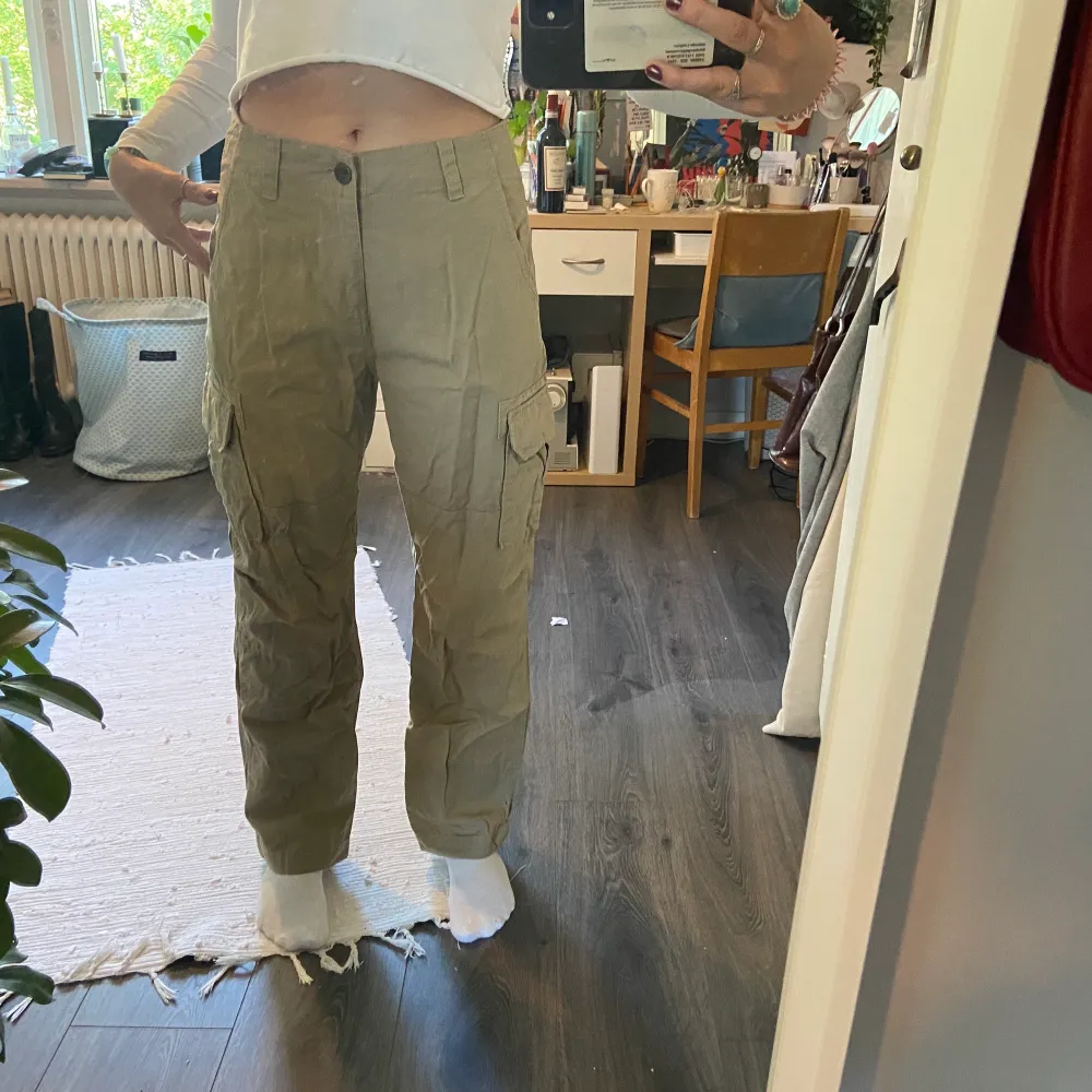 Säljer nu mina älskade dickies byxor då jag bytt stil. Super sköna och sitter perfekt på mig som är 163cm. Endast använda 2 gånger. Köpta för 800kr. De är lite skrynkliga på bilden med det räcker att strycka. Frakten står för köparen😊. Jeans & Byxor.