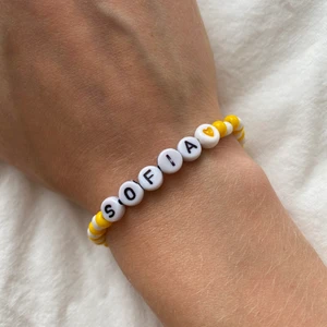Pärlat namn armband - Hej! Jag säljer just nu personliga , handgjorda, pärlade namnarmband! 🤍💛 Välj egna färger (max 3) och bestäm namnet som ska stå på armbandet, samt färg på hjärtat (om du vill ha ett) 😊🤩 
