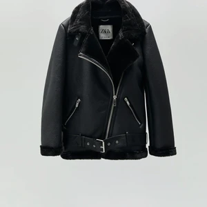 Läder jacka  - Köpte denna för runt 1000-1200 men säljer den för 650, jackan är inte exakt som på bilden, fickorna är raka och inte sneda och sedan har jackan inget skärp vid nacken och inte vid midjan, jackan sitter jätte bra på mig men har typ aldrig kommit till användning💞 skulle nog säga att jackan sitter på som S men räknas som XS. Budet startar på 500kr och kommer att slutas på 899kr💞