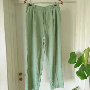 Vintagebyxor - Vintagebyxor i ljus turkos färg. Finns inga storlekslappar i dom, eventuellt är dom hemsydda. Två bokstäver står skrivet i dom med penna. Hur som helst väldigt fina! Bredden i midjan är ca 36cm och längden är ca 93cm 🌻