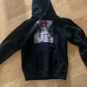 Snygg hoodie med print, bra skick. Köptes för ca 500. Köparen står för frakt💗