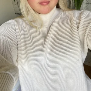 Stickad tröja strl M - Jättefin äggvit stickad tröja från Cubus i jättefint skick! 