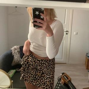 Leo kjol - Säljer min älskade Leo kjol för att den växt ut mig, Knappt använd å köpt i Spanien på berscka, slutsåld och är i storlek xs