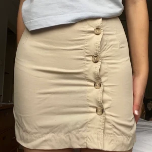 & Other stories kjol - En superfin beige kjol från & Other stories i storlek 38. Använd ett fåtal gånger så den är i bra skick. 