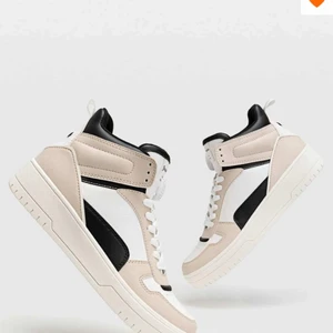 Stradivarius skor - Skor från stradivarius som är helt nyanlända, endast testade. Väldigt snygga och trendiga skor. Går ej att skicka tillbaks dem, därav säljs dem. Men som sagt i perfekt skick, frakt ingår ej