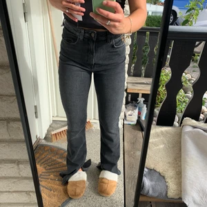 Zara SLIM FLARE stl 38 - Helt oanvända byxor. Sitter fint och snygg detalj med slits längst ner. Tyvärr lite stora för mig.