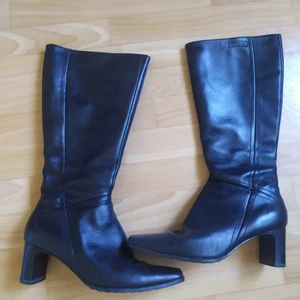 Tamaris svarta läderstövlar - Superfint skick, använda ca 3 gånger. Passar 40-41 men även 39.