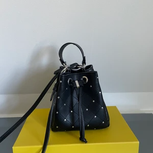Zara väska - Svart crossbody-väska med silvernitar från Zara. Näst intill oanvänd.  Nypris: 299 kr